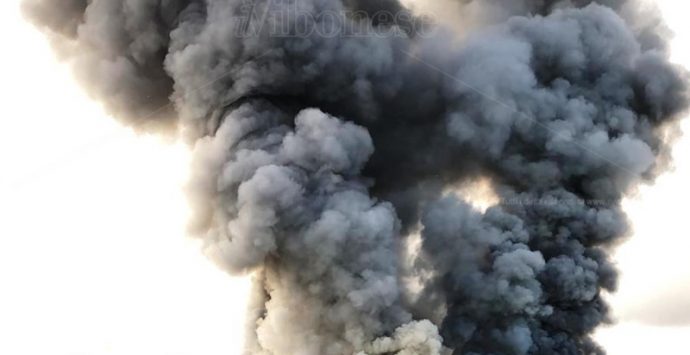 Incendio rade al suolo stabilimento dell’Artigiano della ‘nduja – Video/Foto