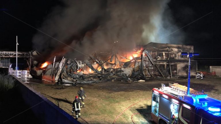 Incendio rade al suolo stabilimento dell’Artigiano della ‘nduja – Video/Foto