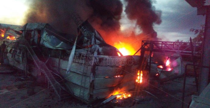 Incendio rade al suolo stabilimento dell’Artigiano della ‘nduja – Video/Foto
