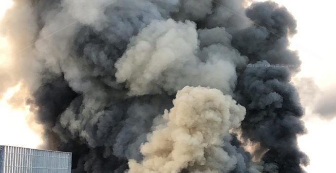 Incendio rade al suolo stabilimento dell’Artigiano della ‘nduja – Video/Foto