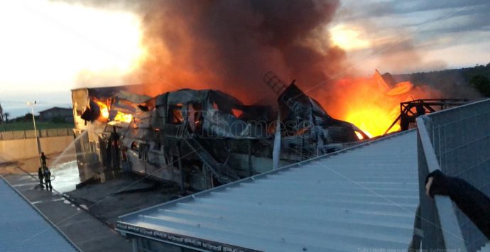 Incendio rade al suolo stabilimento dell’Artigiano della ‘nduja – Video/Foto