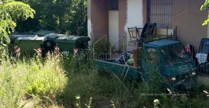 Ricadi: degrado e grave pericolo nell’ex scuola di Lampazzone – Foto