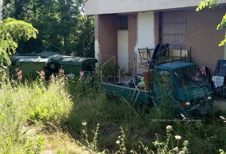 Ricadi: degrado e grave pericolo nell’ex scuola di Lampazzone – Foto