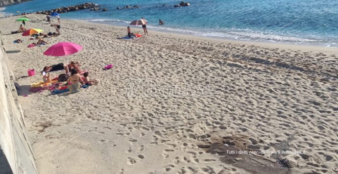 Capo Vaticano: condotta fognaria rotta sulla spiaggia del Tono, scatta il divieto