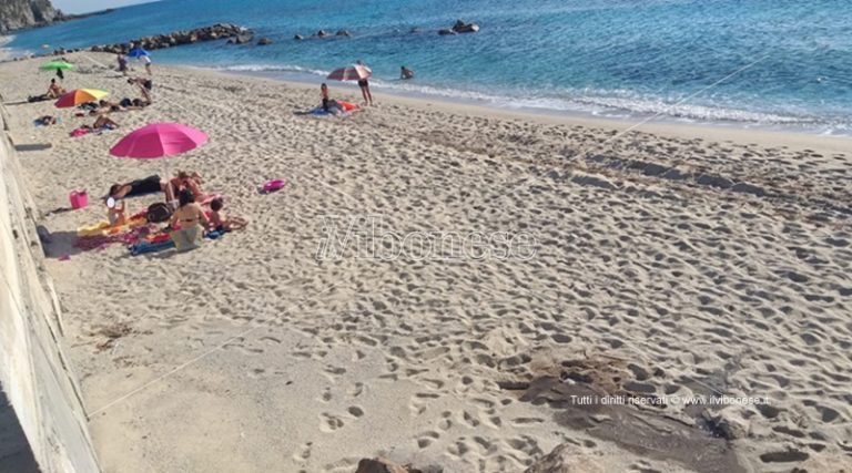 Capo Vaticano: condotta fognaria rotta sulla spiaggia del Tono, scatta il divieto