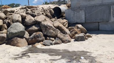 Spiaggia del Tono a Ricadi fra pericoli e liquami da un enorme tubo – Foto