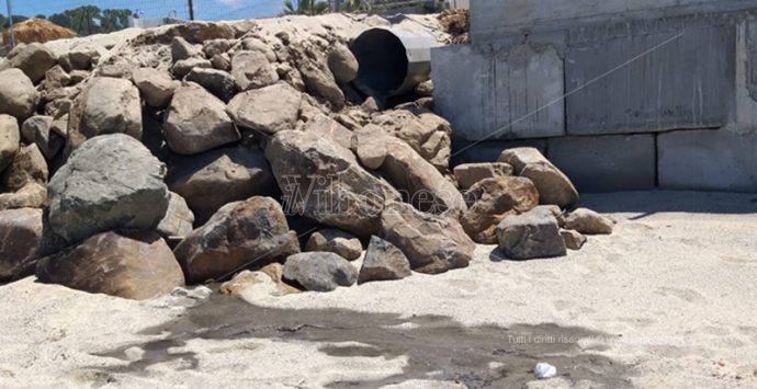 Spiaggia del Tono a Ricadi fra pericoli e liquami da un enorme tubo – Foto