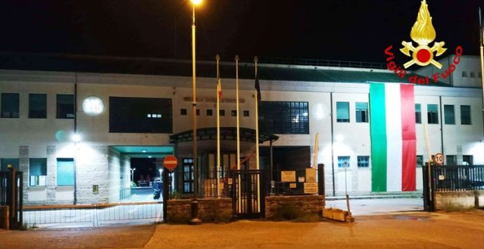 Festa della Repubblica: i vigili del fuoco espongono il tricolore