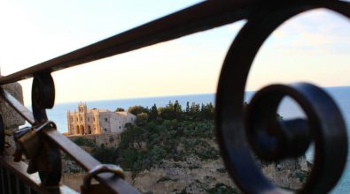 Tropea, per affacciarsi dalla balconata del corso “bisognerà pagare” – Video