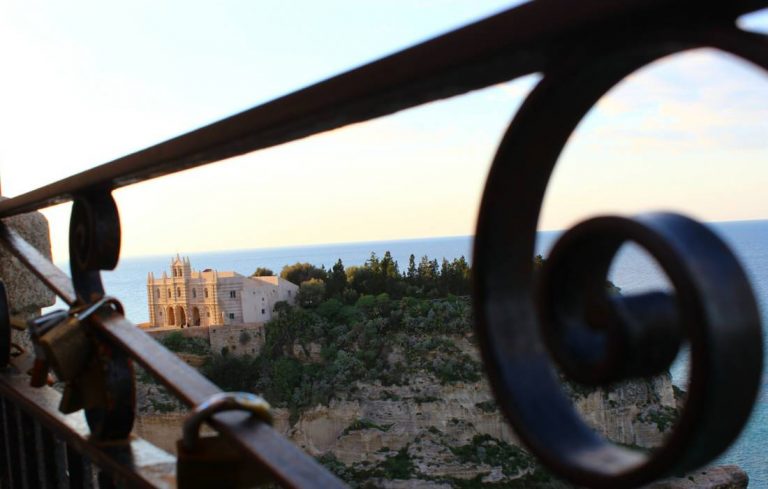 Tropea, per affacciarsi dalla balconata del corso “bisognerà pagare” – Video