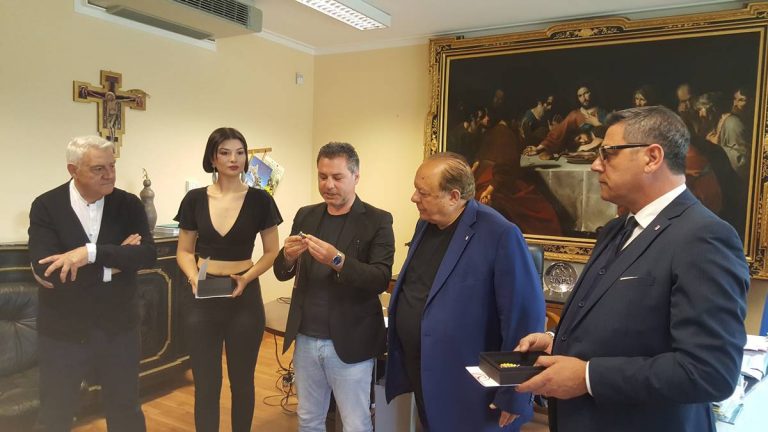 “Ambasciatori della solidarietà”, Solano premia Caffo e Cipollina con un’opera di Sacco