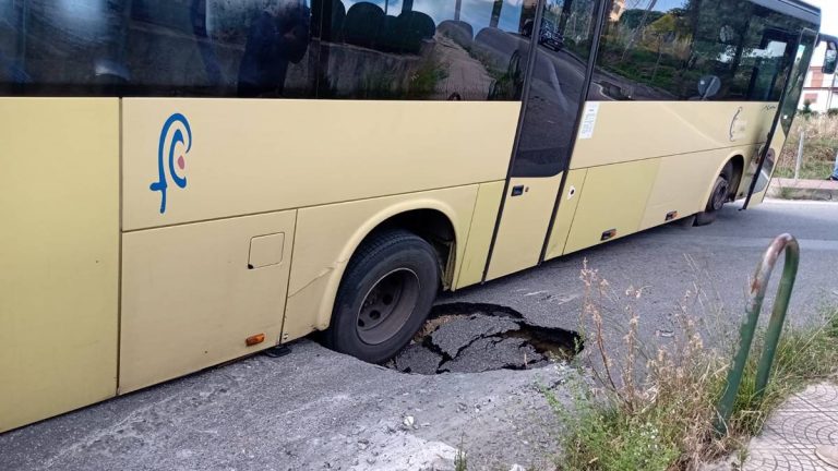 Si apre una voragine in strada a Vibo, autobus ci sprofonda dentro – Foto