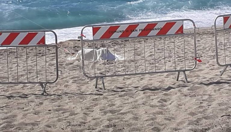 Giallo a San Ferdinando, cadavere avvolto nel cellophane ritrovato in mare