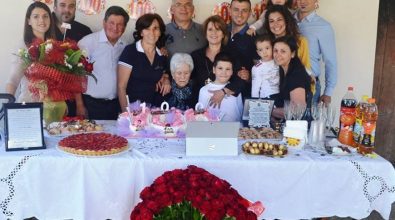 Cento rose per 100 anni, Zambrone festeggia nonna Anna Staropoli