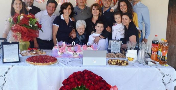 Cento rose per 100 anni, Zambrone festeggia nonna Anna Staropoli