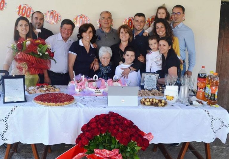 Cento rose per 100 anni, Zambrone festeggia nonna Anna Staropoli