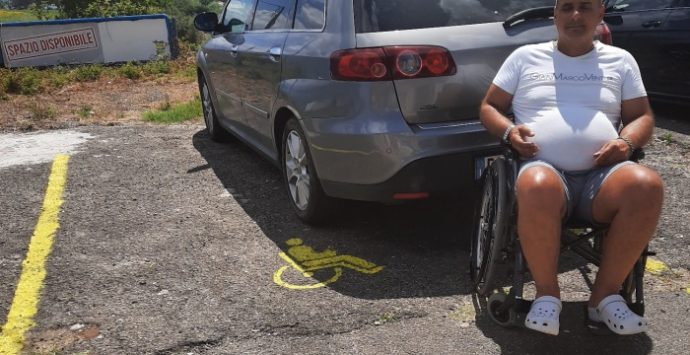 Briatico, Emiliano ottiene il parcheggio per disabili: «Grazie di cuore»