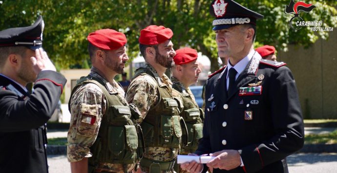 Carabinieri, il generale Paterna assegna gli encomi ai militari vibonesi – Foto-Video