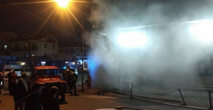 Serra San Bruno, incendio in un seminterrato: evacuato il palazzo – Foto