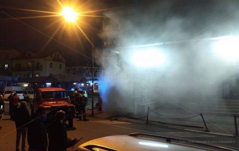 Serra San Bruno, incendio in un seminterrato: evacuato il palazzo – Foto