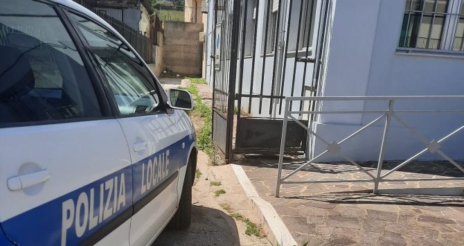 Briatico, auto dei vigili lasciata davanti  alla rampa per i disabili