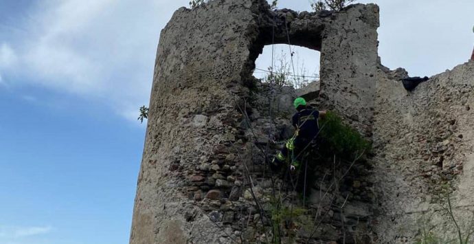 Il Castello di Bivona ripulito da erbacce e rifiuti, il sindaco: «Presto riaprirà» – Foto