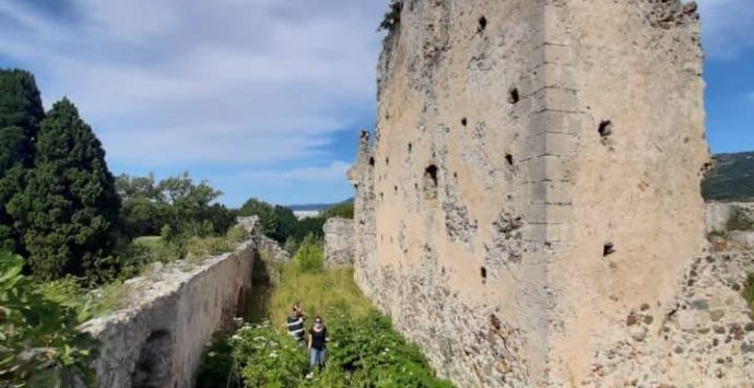 Il Castello di Bivona ripulito da erbacce e rifiuti, il sindaco: «Presto riaprirà» – Foto