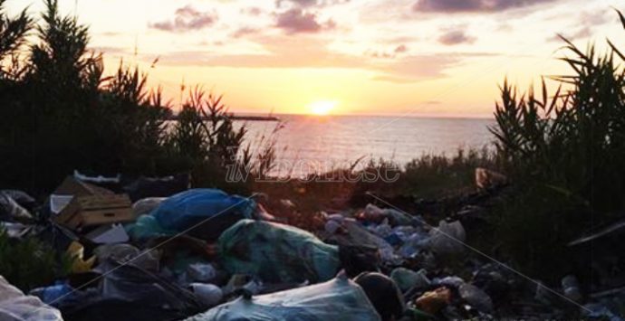 Briatico, rifiuti “al tramonto”: la rabbia dei cittadini