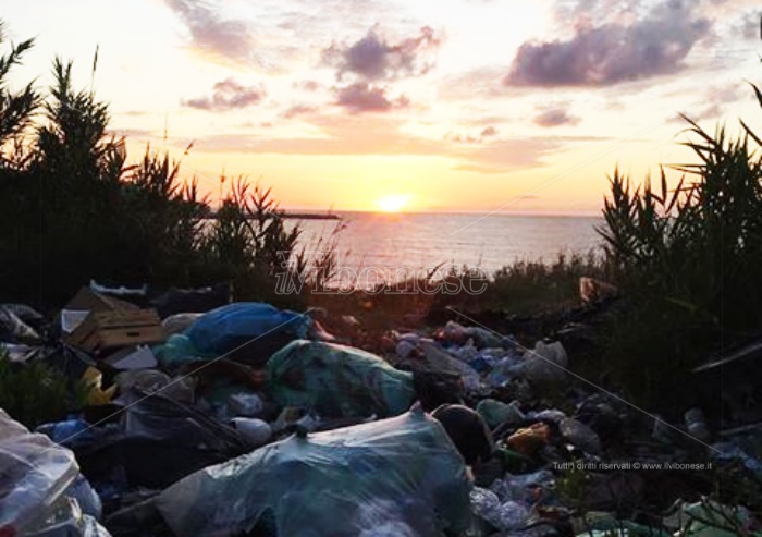 Briatico, rifiuti “al tramonto”: la rabbia dei cittadini