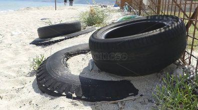 Bivona, decine di pneumatici affiorano sulla spiaggia “pulita” dal Comune – Video