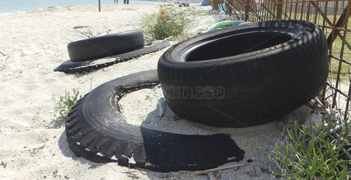 Bivona, decine di pneumatici affiorano sulla spiaggia “pulita” dal Comune – Video