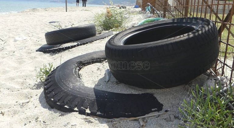 Bivona, decine di pneumatici affiorano sulla spiaggia “pulita” dal Comune – Video