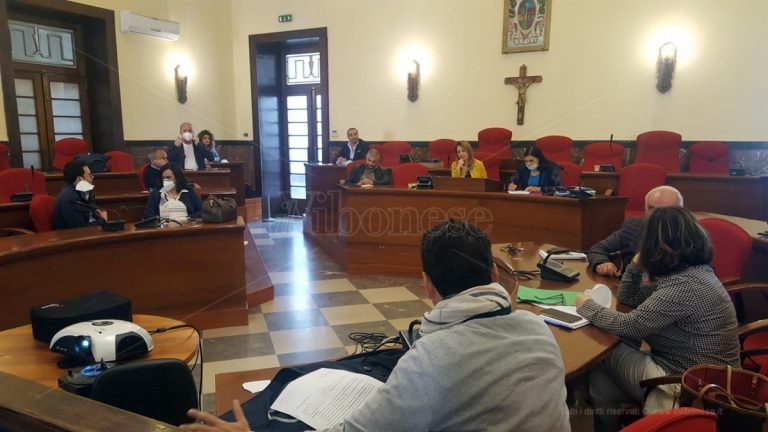 Vibo, «una via per Almirante»: e al Comune scoppia il putiferio