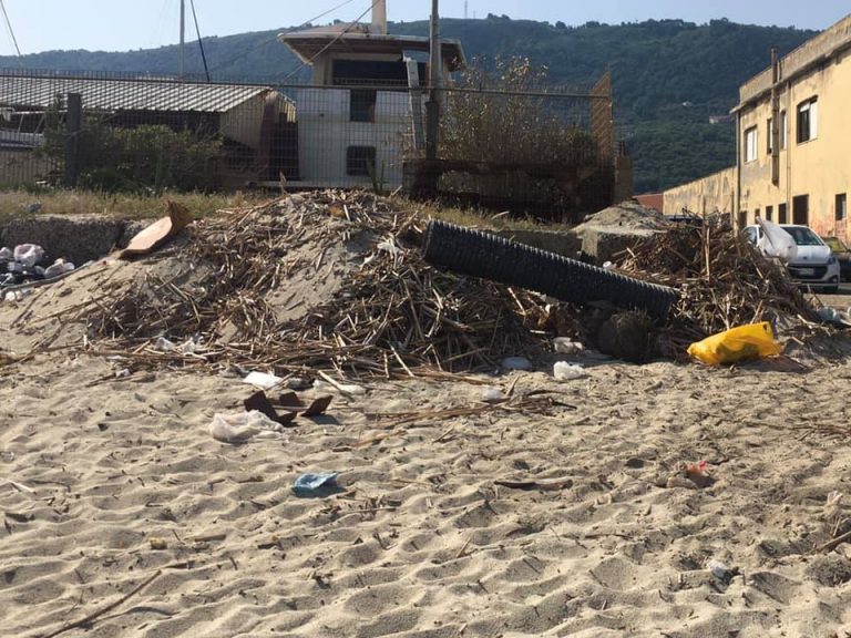 Emergenza rifiuti a Vibo, strade e spiagge sporche: benvenuta estate