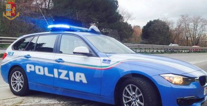 Quintali di pesce surgelato trasportati in auto: sequestro della Polizia