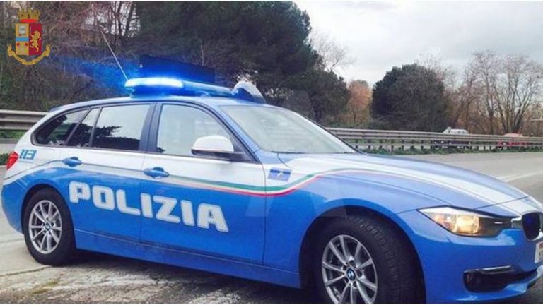 Quintali di pesce surgelato trasportati in auto: sequestro della Polizia