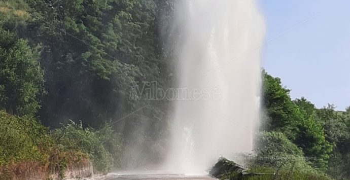 “Esplode” condotta dell’acqua lungo la provinciale fra Soriano e Vibo – Video