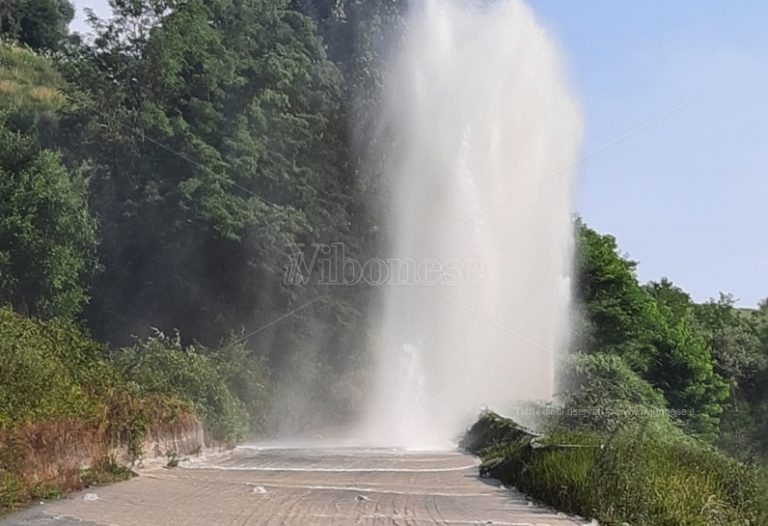 “Esplode” condotta dell’acqua lungo la provinciale fra Soriano e Vibo – Video