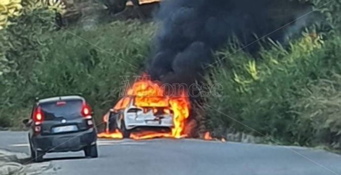 Paura lungo la provinciale 77, auto in fiamme in località Mutari – Video