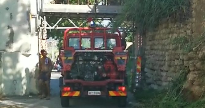 Briatico, ambulanza e vigili del fuoco bloccati dall’arco del mulino – Video