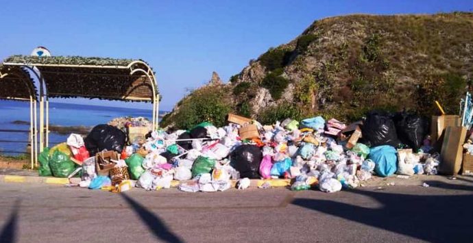 Costa vibonese sommersa dai rifiuti, Idm: «La Regione intervenga»