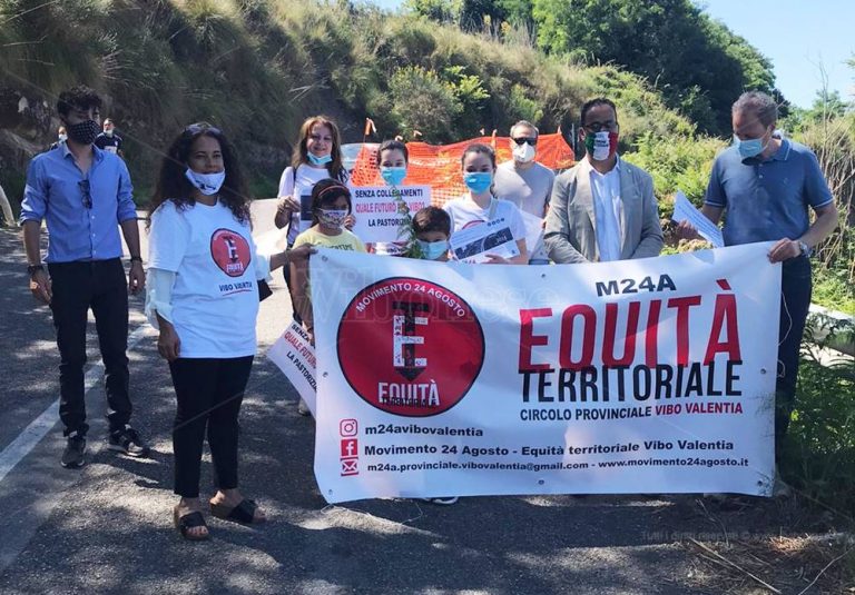 Viabilità da incubo nel Vibonese, flash mob sulla strada franata – Video