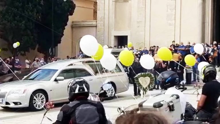 Città in lacrime per l’ultimo saluto a Gianluca Calabria – Video