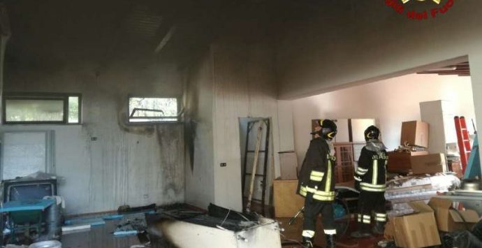 Incendio a Rombiolo, intervengono i vigili del fuoco