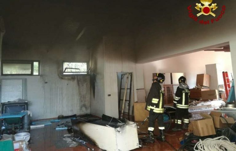 Incendio a Rombiolo, intervengono i vigili del fuoco