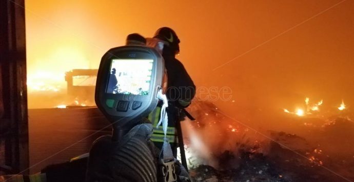 Capannone industriale devastato da un incendio a Briatico – Video