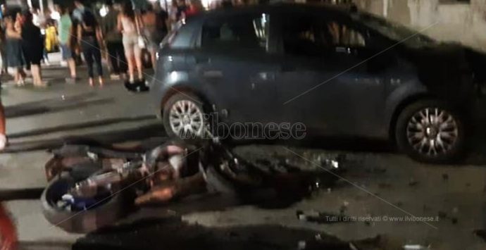 Incidente sul lungomare di Nicotera: moto contro auto, grave un ragazzo