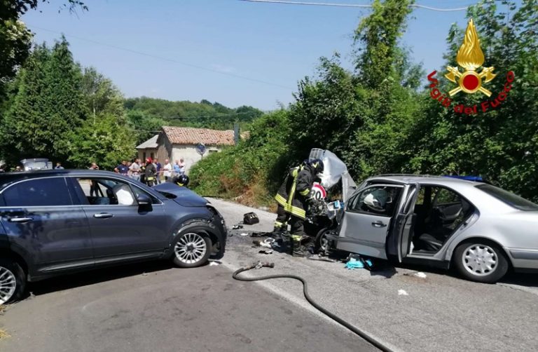 Scontro fra due auto nelle Serre: tre i feriti