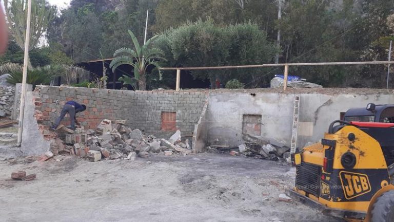 Lungomare di Coccorino: manufatti abusivi abbattuti dopo 45 anni