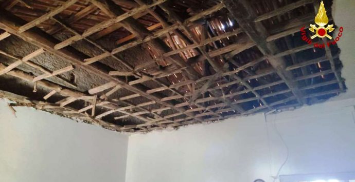 Anziano ferito in casa dal crollo di una parete, soccorso dai Vigili del fuoco